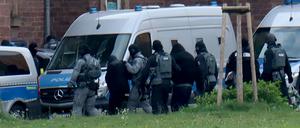 Polizisten bringen die bei der Razzia  gegen mutmaßliche Rechtsextreme Festgenommenen zum Ermittlungsrichter am Bundesgerichtshof, der über die Untersuchungshaft entscheidet.