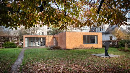 Das von Mies van der Rohe entworfene Haus Lemke im Herbstlaub.