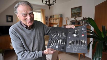 Lothar Kalbe ist seit 1960 in der Potsdamer Fachgruppe Ornithologie aktiv. Hier zeigt er Federn des Buntspechtes aus seiner Federnsammlung.