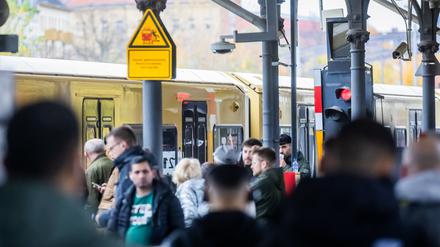 Fahrgäste stehen am S-Bahnhof Berlin-Neukölln auf dem Bahnsteig.