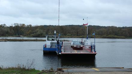 Die Fähre „Westprignitz“ legt am Hafen im brandenburgischen Lenzen an. Seit der Grenzöffnung 1989 gibt es eine Fährverbindung zwischen dem niedersächsischen Pevestorf und dem gegenüberliegenden Lenzen. 