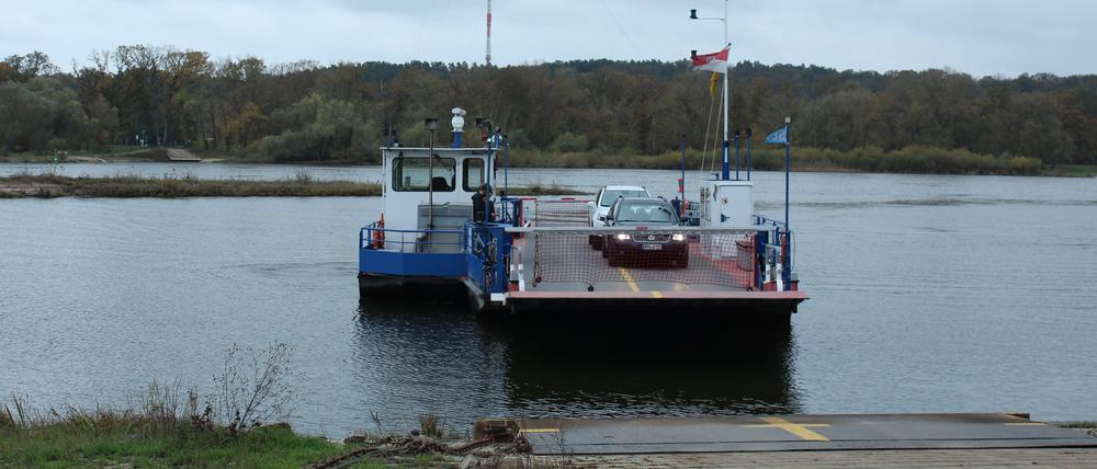 Die Fähre „Westprignitz“ legt am Hafen im brandenburgischen Lenzen an. Seit der Grenzöffnung 1989 gibt es eine Fährverbindung zwischen dem niedersächsischen Pevestorf und dem gegenüberliegenden Lenzen.