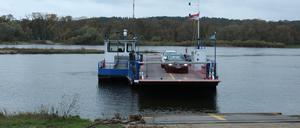 Die Fähre „Westprignitz“ legt am Hafen im brandenburgischen Lenzen an. Seit der Grenzöffnung 1989 gibt es eine Fährverbindung zwischen dem niedersächsischen Pevestorf und dem gegenüberliegenden Lenzen. 