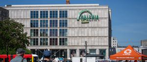 Das Kaufhaus auf dem Alexanderplatz macht weiter.