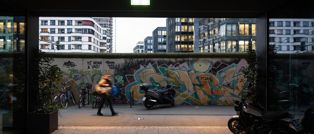 Entlang des ehemaligen Mauerverlaufs werden Demoschilder von früher und 5.000 neu gestaltete Plakate ausgestellt. (Archivbild)