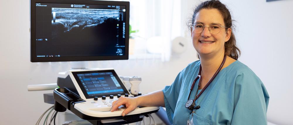Sarah Ohrndorf verstärkt die Klinik für Gastroenterologie, Hepatologie, Infektiologie und Rheumatologie des EvB in Potsdam und wird als Oberärztin den Fachbereich Rheumatologie verantworten und weiter ausbauen.