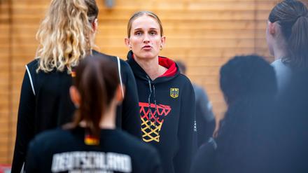 Leonie Fiebich im Kreise der Nationalmannschaft.