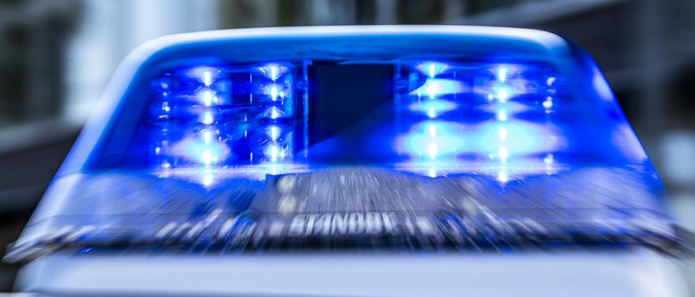 ILLUSTRATION - 28.09.2021, Nordrhein-Westfalen, Gütersloh: Das Blaulicht an einem Polizeiwagen ist eingeschaltet. (zu dpa: «Polizei nimmt mutmaßliche Diebesbande fest») Foto: David Inderlied/dpa +++ dpa-Bildfunk +++