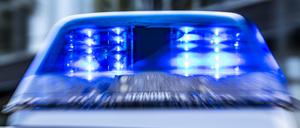ILLUSTRATION - 28.09.2021, Nordrhein-Westfalen, Gütersloh: Das Blaulicht an einem Polizeiwagen ist eingeschaltet. (zu dpa: «Polizei nimmt mutmaßliche Diebesbande fest») Foto: David Inderlied/dpa +++ dpa-Bildfunk +++