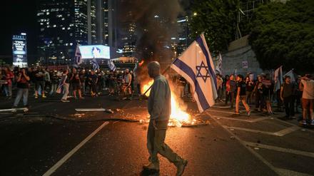 Nach der Entlassung von Verteidigungsminister Galant gingen in Israel zahlreiche Menschen gegen die Regierung von Ministerpräsident Netanjahu auf die Straße.  