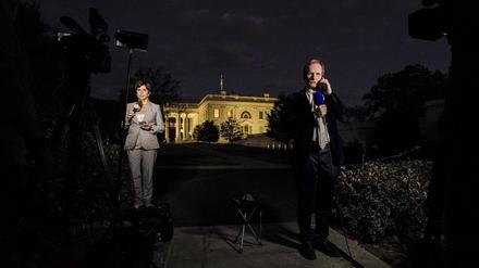 Reporter senden am Wahltag im Weißen Haus, während die Nation auf die Ergebnisse des US-Präsidentschaftsrennens zwischen Vizepräsidentin Kamala Harris und dem ehemaligen Präsidenten Donald Trump in Washington, DC, am Dienstag, 5. November 2024, wartet.  