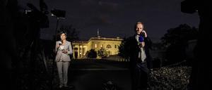 Reporter senden am Wahltag im Weißen Haus, während die Nation auf die Ergebnisse des US-Präsidentschaftsrennens zwischen Vizepräsidentin Kamala Harris und dem ehemaligen Präsidenten Donald Trump in Washington, DC, am Dienstag, 5. November 2024, wartet.  
