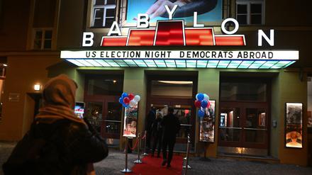 05.11.2024, Berlin: „US Election Night Democrats Abroad“ (dt. „US Wahlnacht der Demokraten im Ausland“) steht w·ährend der Democrats Abroad Election Night im Kino Babylon auf der Leuchtreklame des Kinos. 