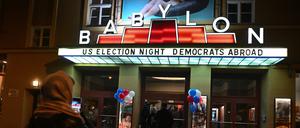 05.11.2024, Berlin: „US Election Night Democrats Abroad“ (dt. „US Wahlnacht der Demokraten im Ausland“) steht w·ährend der Democrats Abroad Election Night im Kino Babylon auf der Leuchtreklame des Kinos. 