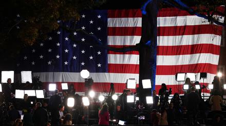 Medienvertreter arbeiten bei der Veranstaltung der demokratischen Präsidentschaftskandidatin Kamala Harris während der Wahlnacht an der Howard University in Washington, USA, am 5. November 2024. 