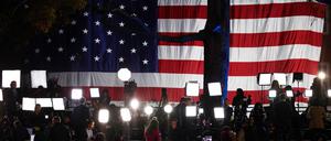Medienvertreter arbeiten bei der Veranstaltung der demokratischen Präsidentschaftskandidatin Kamala Harris während der Wahlnacht an der Howard University in Washington, USA, am 5. November 2024. 