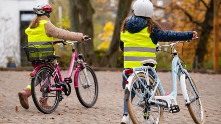 Kinder mit Fahrrad, Symboldbild.