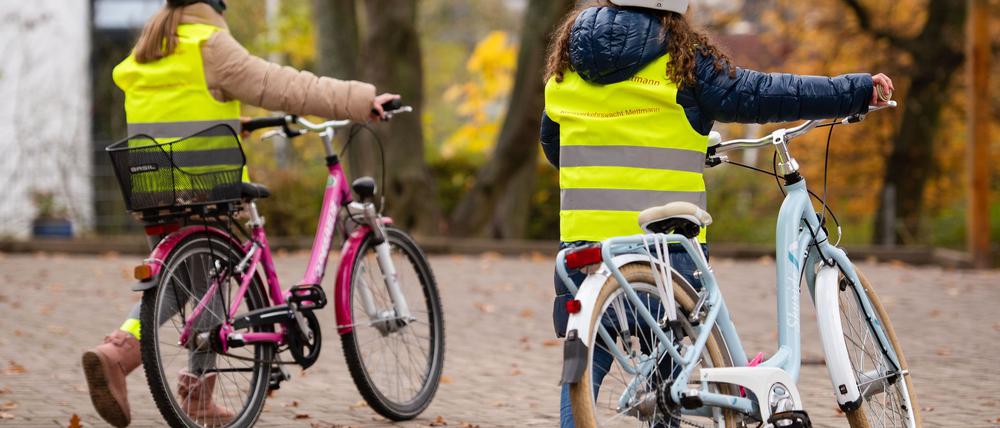 Kinder mit Fahrrad, Symboldbild.