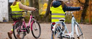 Kinder mit Fahrrad, Symboldbild.