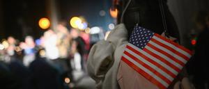 Eine Frau mit US-Flagge in ihrer Tasche steht während der Democrats Abroad Election Night im Kino Babylon. 