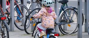 Grundschulkinder können nach Einschätzung der designierten Präsidentin der Verkehrswacht, Kirsten Lühmann, immer schlechter Fahrrad fahren.