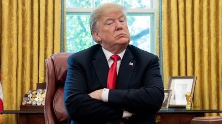 Donald Trump hat wiederholt Zweifel am menschengemachten Klimawandel geäußert. Hier der US-Präsident während eines Briefings zu Hurrikan „Michael“ am 10. Oktober 2018 im Oval Office des Weißen Hauses.