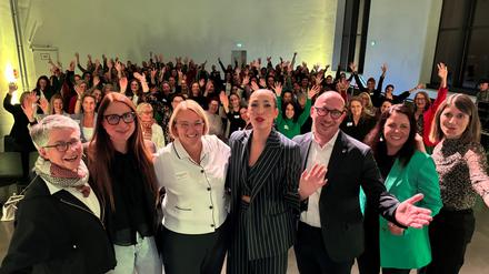 Investorin Tijen Onaran (Mitte) zu Gast im Unternehmerinnen-Club der Commerzbank mit Moderator.