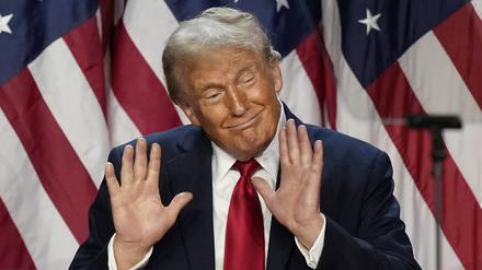 Der republikanische Präsidentschaftskandidat und ehemalige Präsident Donald Trump tanzt bei einer Wahlparty am Mittwoch, 6. November 2024, in West Palm Beach, Florida.