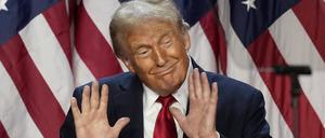 Der republikanische Präsidentschaftskandidat und ehemalige Präsident Donald Trump tanzt bei einer Wahlparty am Mittwoch, 6. November 2024, in West Palm Beach, Florida.