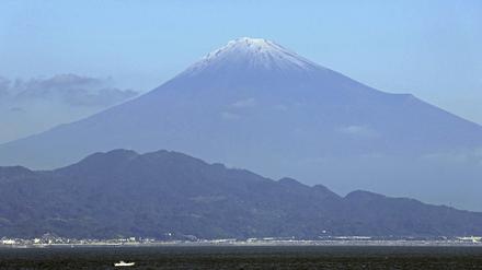 Der Berg Fuji, von der Präfektur Shizuoka in Zentraljapan aus gesehen, ist am Mittwoch, 6. November 2024 mit Schnee bedeckt.