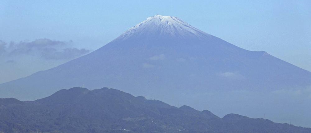 Der Berg Fuji, von der Präfektur Shizuoka in Zentraljapan aus gesehen, ist am Mittwoch, 6. November 2024 mit Schnee bedeckt.