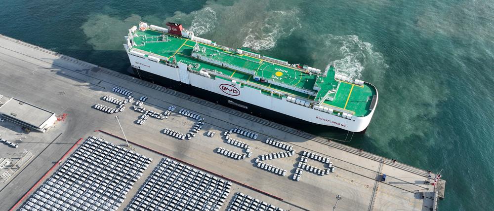 Elektroautos des Herstellers BYD stehen in einem chinesischen Hafen zur Verschiffung bereit.