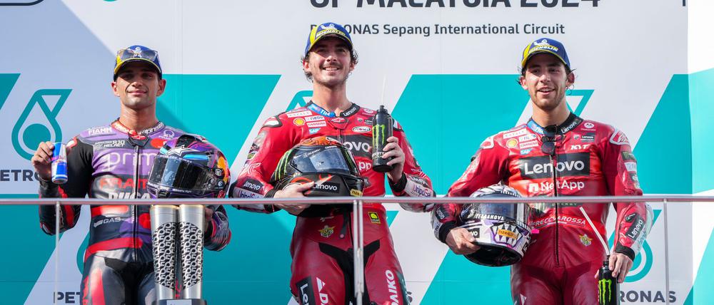 Francesco Bagnaia (M) und Jorge Martin (l) kämpfen um den WM-Titel in der MotoGP-Serie.