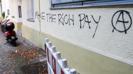 Berlin: „Make the Rich Pay“ steht an einer Häuserwand in Wilmersdorf.