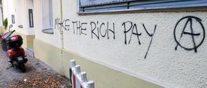 Berlin: „Make the Rich Pay“ steht an einer Häuserwand in Wilmersdorf.
