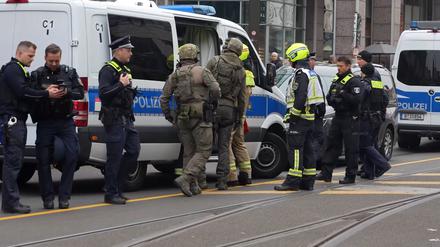 Die Polizei ist in Berlin-Köpenick im Einsatz. Hier wurde eine Person durch Schüsse verletzt.