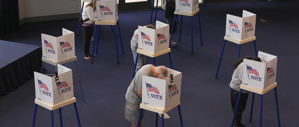 Wähler füllen ihre Stimmzettel in einem Wahllokal in der Ronald Reagan Presidential Library aus (Symbolbild).