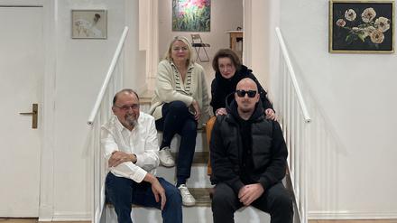 Auf dem Foto sind zu sehen: die Galerist:innen und Künstler:innen Ljlljana Vulin-Hinrichs, Eva Kreutzberger, Horst Schönig und Sven Volbrecht (von oben links nach unten rechts) vom Verein „schöneberger art“ in der Galerie „subjectobject“ in der Grunewaldstraße.