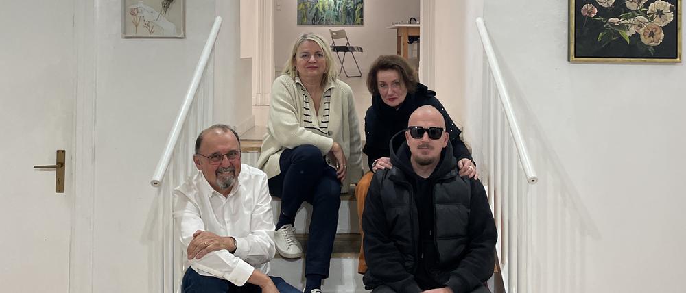 Auf dem Foto sind zu sehen: die Galerist:innen und Künstler:innen Ljlljana Vulin-Hinrichs, Eva Kreutzberger, Horst Schönig und Sven Volbrecht (von oben links nach unten rechts) vom Verein „schöneberger art“ in der Galerie „subjectobject“ in der Grunewaldstraße.