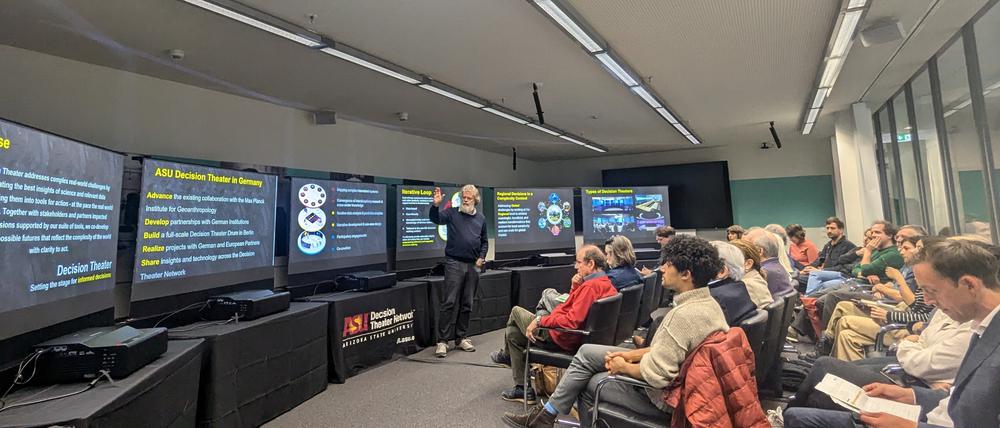 Forscher Manfred Laubichler von der Arizona State University stellt am 5. November im Wissenschaftsforum Berlin das "Decision Theater" vor – ein Werkzeug, um Entscheidungen gemeinsam zu fällen.