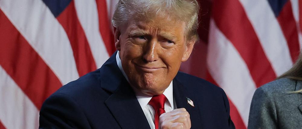Donald Trump tanzt nach seiner Rede am 6. November im Palm Beach County Convention Center.