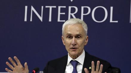 Großbritannien, Glasgow: Jürgen Stock, Generalsekretär von Interpol, spricht auf der 92. Interpol-Generalversammlung in Glasgow, Schottland zu den Medien.