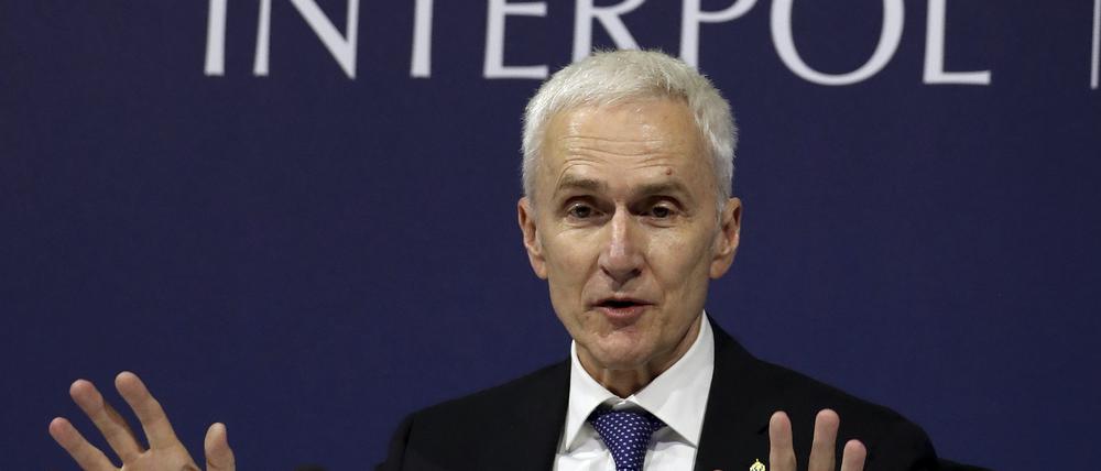 Großbritannien, Glasgow: Jürgen Stock, Generalsekretär von Interpol, spricht auf der 92. Interpol-Generalversammlung in Glasgow, Schottland zu den Medien.