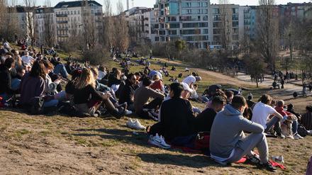 Menschen auf dem Stadionhügel im Mauerpark.