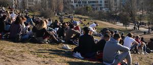 Menschen auf dem Stadionhügel im Mauerpark.