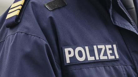 Bei einem Einsatz im nordöstlich von Neumünster gelegenen Gnutz haben Polizisten in der Nacht ein totes Kind entdeckt.
