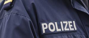 Bei einem Einsatz im nordöstlich von Neumünster gelegenen Gnutz haben Polizisten in der Nacht ein totes Kind entdeckt.