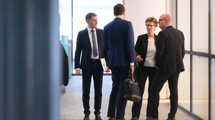 Michael Kretschmer (CDU, l-r), Ministerpräsident von Sachsen, Conrad Clemens (CDU, l-r), Chef der Staatskanzlei, Sabine Zimmermann, Co-Vorsitzende des BSW Sachsen, und Henning Homann, Co-Vorsitzender der SPD in Sachsen,  nach der ersten Runde der Sondierungsgespräche.