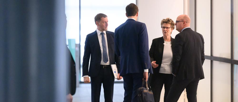 Michael Kretschmer (CDU, l-r), Ministerpräsident von Sachsen, Conrad Clemens (CDU, l-r), Chef der Staatskanzlei, Sabine Zimmermann, Co-Vorsitzende des BSW Sachsen, und Henning Homann, Co-Vorsitzender der SPD in Sachsen, nach der ersten Runde der Sondierungsgespräche.