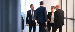 Michael Kretschmer (CDU, l-r), Ministerpräsident von Sachsen, Conrad Clemens (CDU, l-r), Chef der Staatskanzlei, Sabine Zimmermann, Co-Vorsitzende des BSW Sachsen, und Henning Homann, Co-Vorsitzender der SPD in Sachsen,  nach der ersten Runde der Sondierungsgespräche.